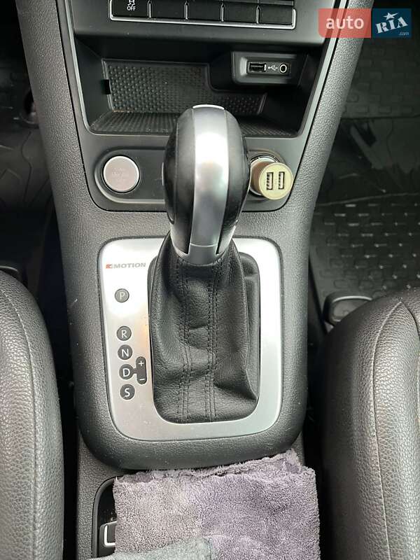 Внедорожник / Кроссовер Volkswagen Tiguan 2016 в Комарному