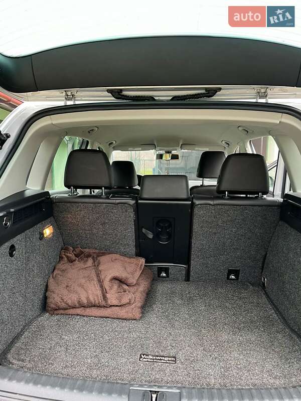 Внедорожник / Кроссовер Volkswagen Tiguan 2016 в Комарному