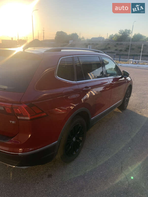 Внедорожник / Кроссовер Volkswagen Tiguan 2017 в Новоукраинке
