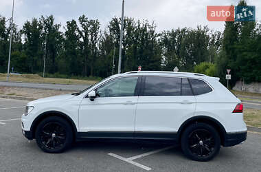 Внедорожник / Кроссовер Volkswagen Tiguan 2017 в 