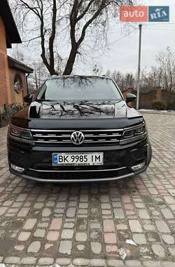 Внедорожник / Кроссовер Volkswagen Tiguan 2016 в Рокитном