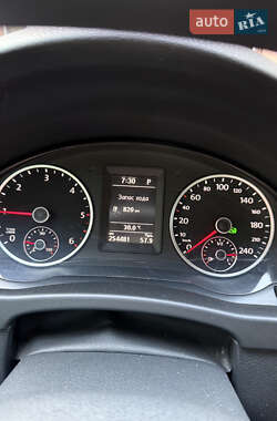 Внедорожник / Кроссовер Volkswagen Tiguan 2015 в 