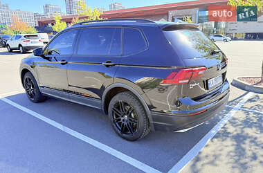 Внедорожник / Кроссовер Volkswagen Tiguan 2017 в 