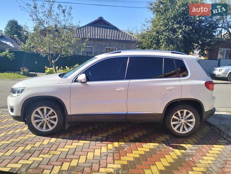 Внедорожник / Кроссовер Volkswagen Tiguan 2015 в Хмельницком