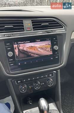 Внедорожник / Кроссовер Volkswagen Tiguan 2017 в 
