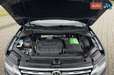 Внедорожник / Кроссовер Volkswagen Tiguan 2017 в 