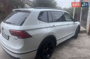 Внедорожник / Кроссовер Volkswagen Tiguan 2023 в 