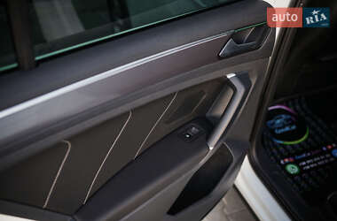 Внедорожник / Кроссовер Volkswagen Tiguan 2016 в 