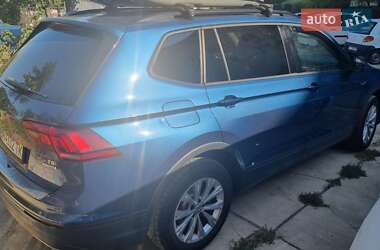 Внедорожник / Кроссовер Volkswagen Tiguan 2017 в 