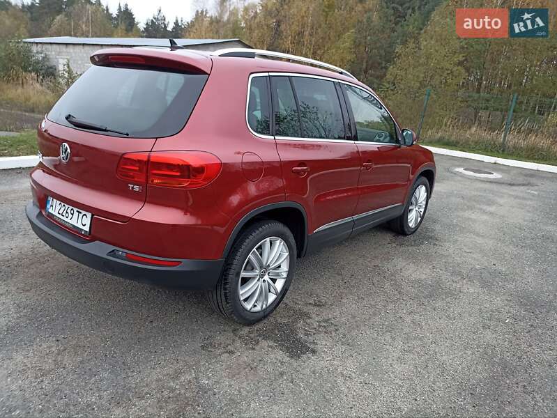 Внедорожник / Кроссовер Volkswagen Tiguan 2015 в Буче