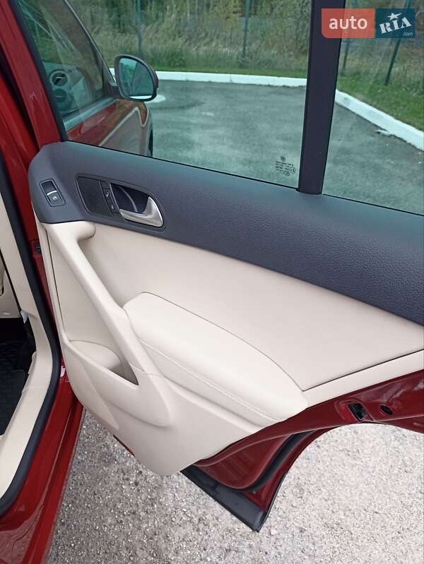 Внедорожник / Кроссовер Volkswagen Tiguan 2015 в Буче