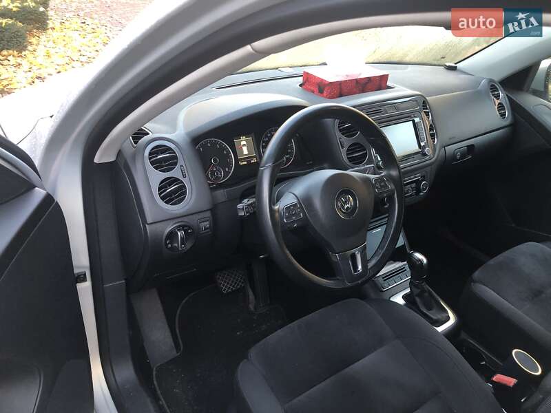 Внедорожник / Кроссовер Volkswagen Tiguan 2012 в Бузовой