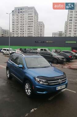 Внедорожник / Кроссовер Volkswagen Tiguan 2016 в Вишневом