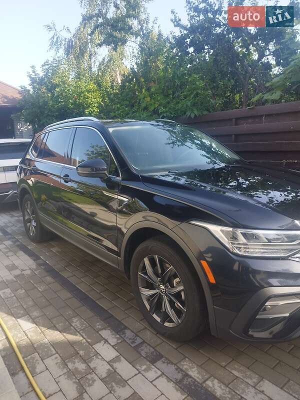 Внедорожник / Кроссовер Volkswagen Tiguan 2023 в Нововолынске