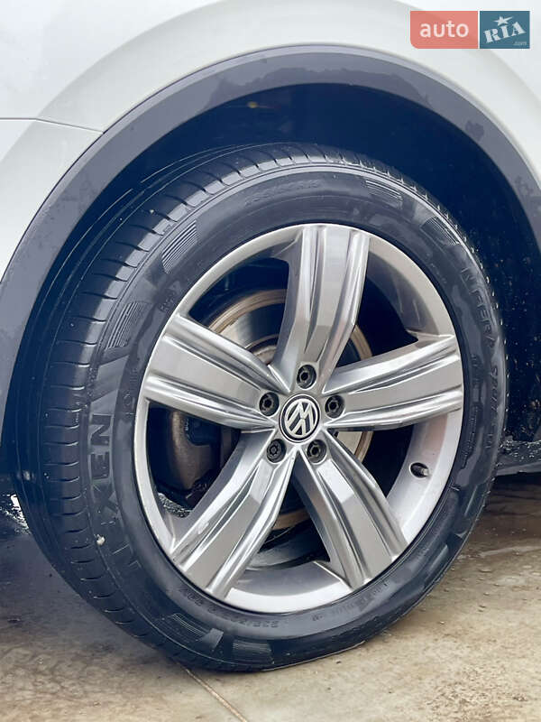 Внедорожник / Кроссовер Volkswagen Tiguan 2017 в Млинове