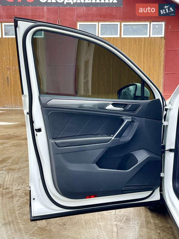 Внедорожник / Кроссовер Volkswagen Tiguan 2017 в Млинове