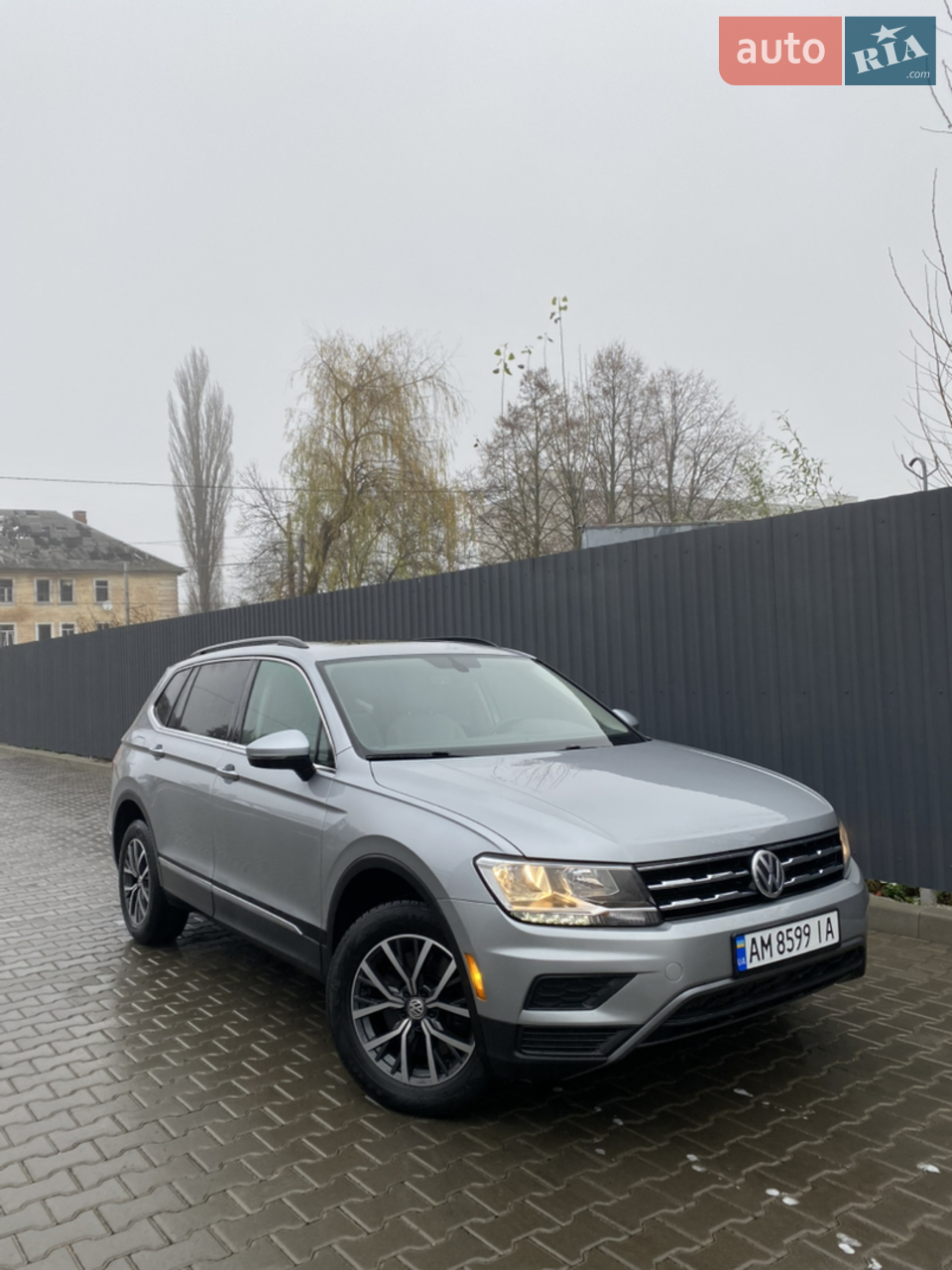 перший власник в україні , автомобіль свіжопригнаний і поставлений на реєстрацію , панорамний дах , повний привід , все працює без жодних нарікань , повністю обслугований, задні покажчики поворотів жовті , автомобіль переведено на українську мову . пригнана з мінімальними пошкодженнями , замінена безпека