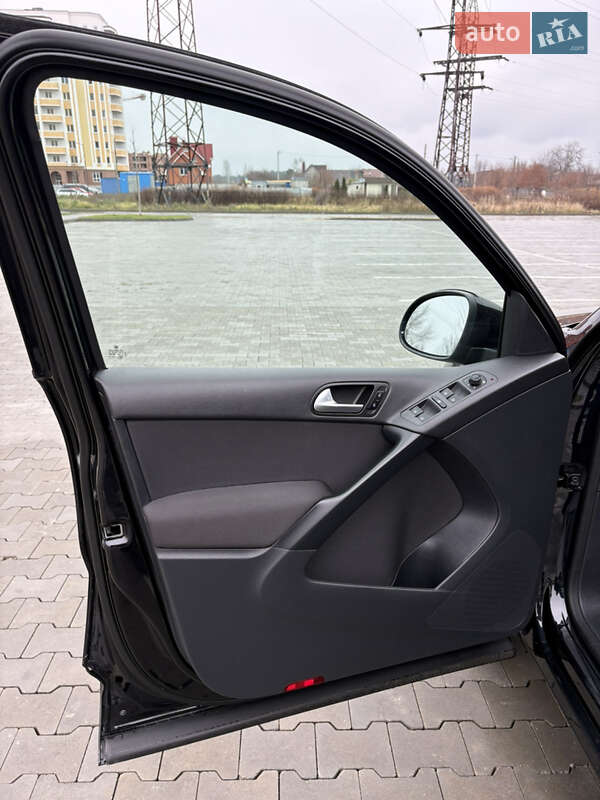 Внедорожник / Кроссовер Volkswagen Tiguan 2017 в Буче