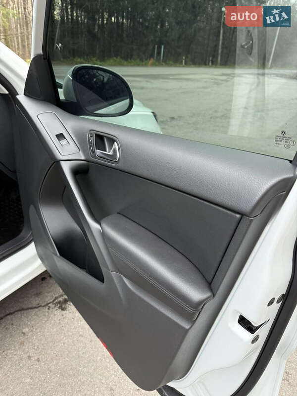 Внедорожник / Кроссовер Volkswagen Tiguan 2015 в Хмельнике