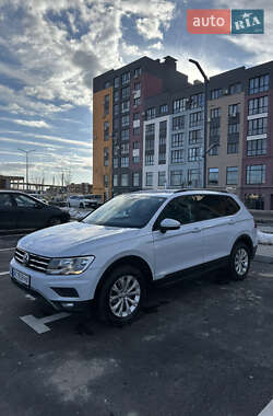 Внедорожник / Кроссовер Volkswagen Tiguan 2017 в Ровно