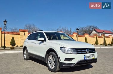 Внедорожник / Кроссовер Volkswagen Tiguan 2017 в Измаиле