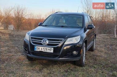 Внедорожник / Кроссовер Volkswagen Tiguan 2010 в Здолбунове