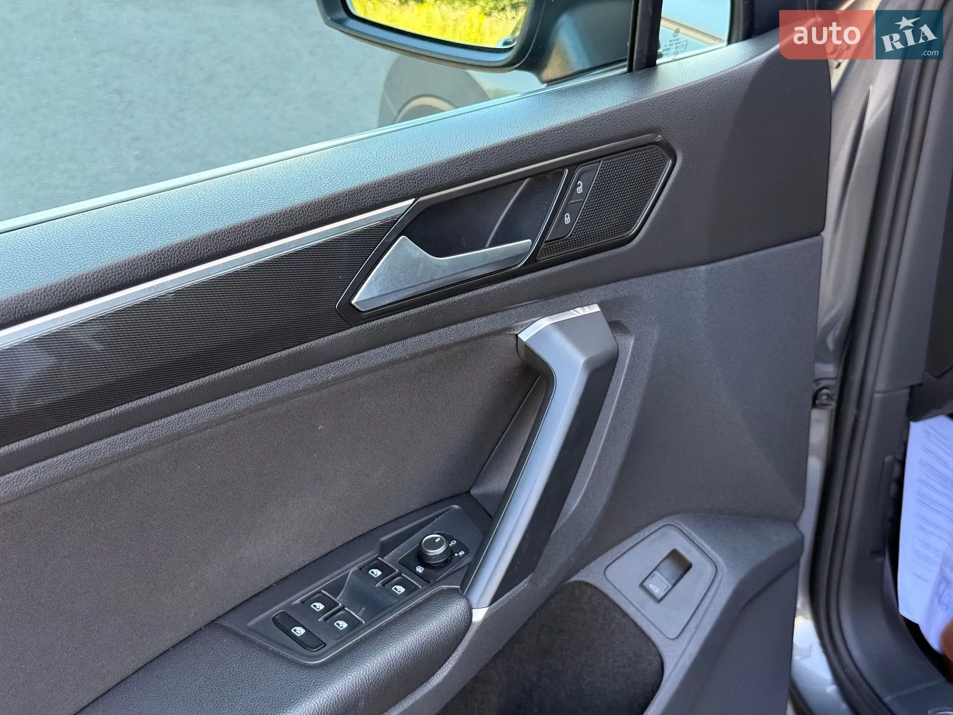 2017 Volkswagen Tiguan - мініатюра 24