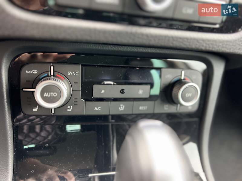 Позашляховик / Кросовер Volkswagen Touareg R 2017 в Чернівцях