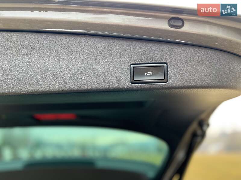 Позашляховик / Кросовер Volkswagen Touareg R 2017 в Чернівцях