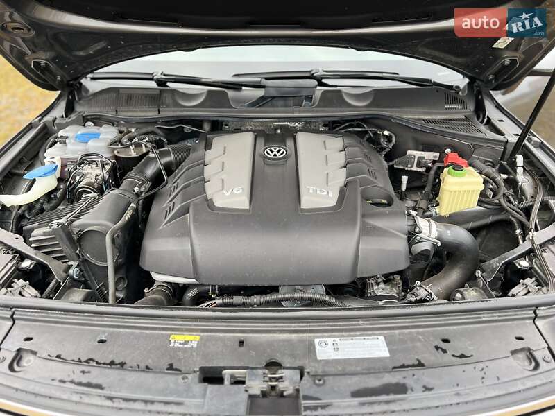 Позашляховик / Кросовер Volkswagen Touareg R 2017 в Чернівцях