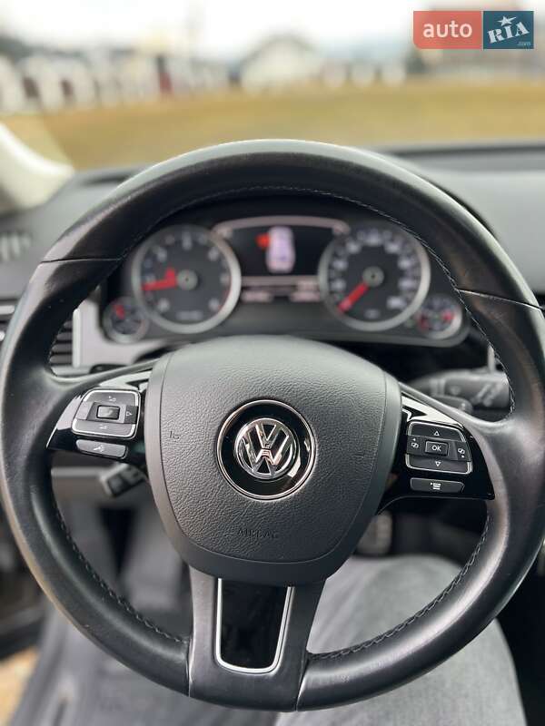 Позашляховик / Кросовер Volkswagen Touareg R 2017 в Чернівцях