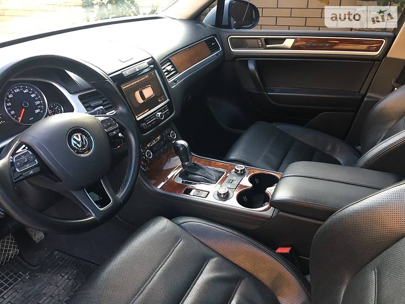 Позашляховик / Кросовер Volkswagen Touareg 2010 в Новомосковську