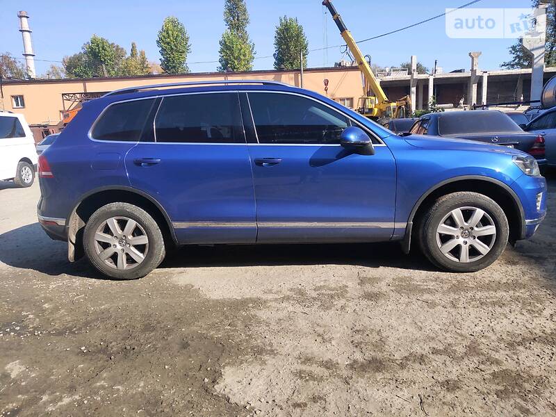 Внедорожник / Кроссовер Volkswagen Touareg 2015 в Днепре