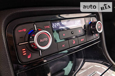 Позашляховик / Кросовер Volkswagen Touareg 2011 в 