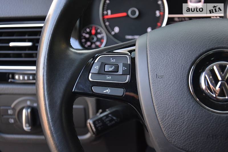 Позашляховик / Кросовер Volkswagen Touareg 2015 в Одесі