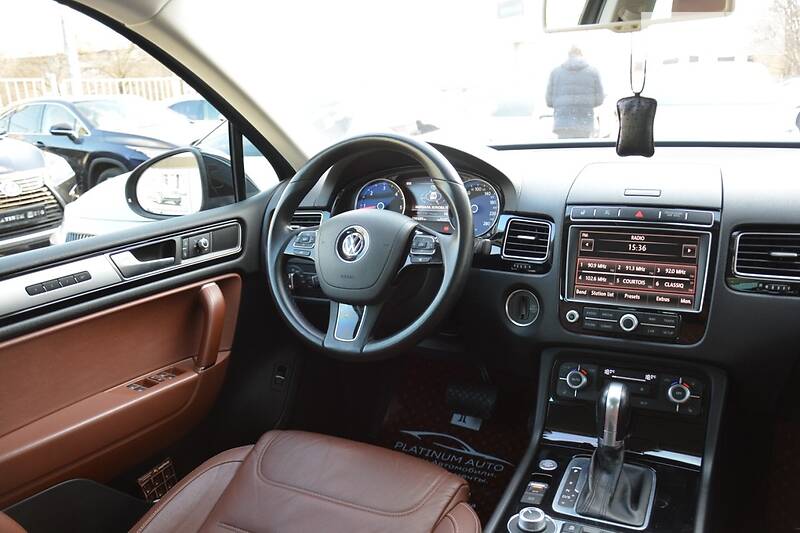 Позашляховик / Кросовер Volkswagen Touareg 2015 в Одесі
