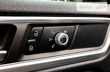 Позашляховик / Кросовер Volkswagen Touareg 2017 в 