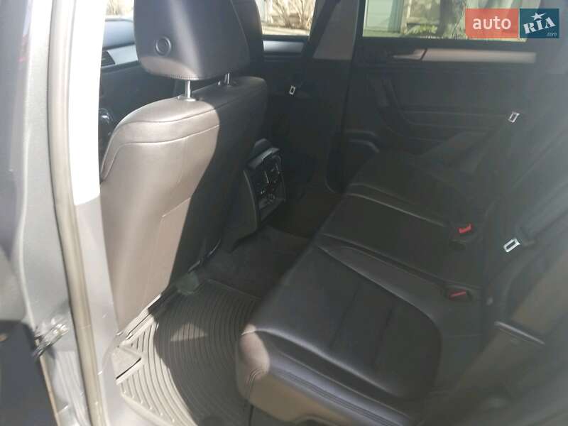 Позашляховик / Кросовер Volkswagen Touareg 2011 в Одесі