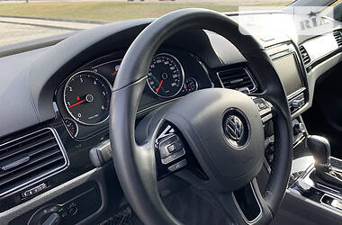 Позашляховик / Кросовер Volkswagen Touareg 2011 в 