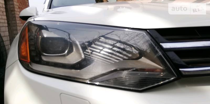 Позашляховик / Кросовер Volkswagen Touareg 2011 в Харкові