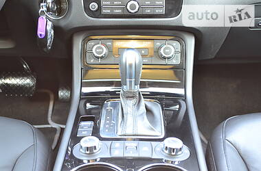 Позашляховик / Кросовер Volkswagen Touareg 2012 в 
