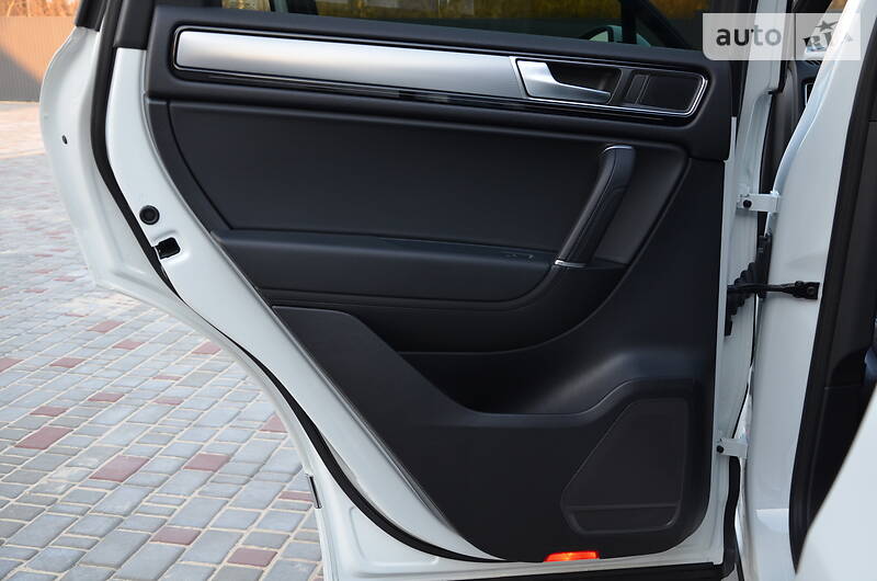 Позашляховик / Кросовер Volkswagen Touareg 2015 в Луцьку