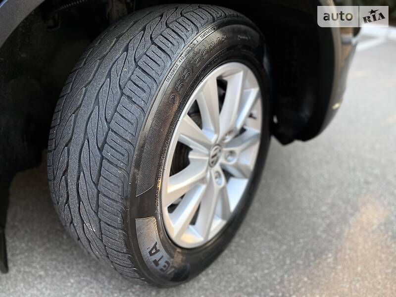 Позашляховик / Кросовер Volkswagen Touareg 2013 в Києві