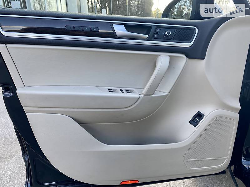 Внедорожник / Кроссовер Volkswagen Touareg 2014 в Виннице