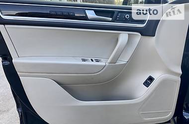 Позашляховик / Кросовер Volkswagen Touareg 2014 в 