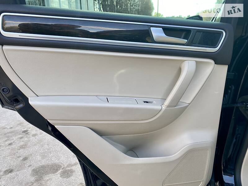 Внедорожник / Кроссовер Volkswagen Touareg 2014 в Виннице