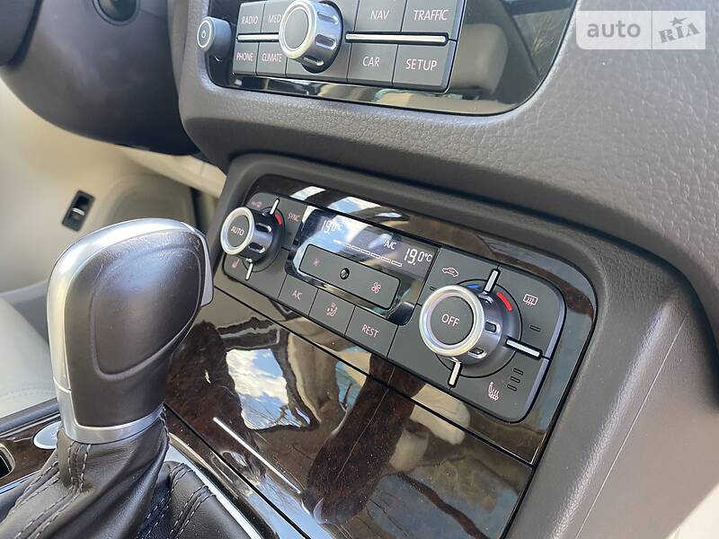 Внедорожник / Кроссовер Volkswagen Touareg 2014 в Виннице