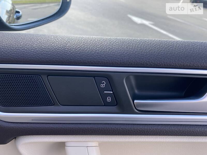 Внедорожник / Кроссовер Volkswagen Touareg 2014 в Виннице