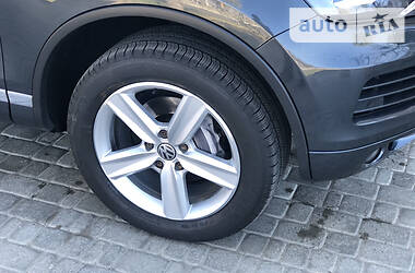 Позашляховик / Кросовер Volkswagen Touareg 2013 в 