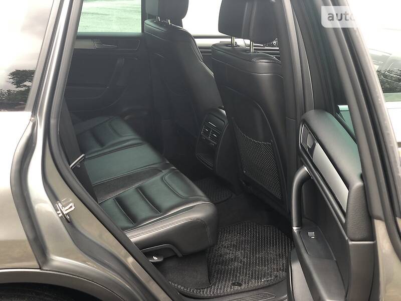 Позашляховик / Кросовер Volkswagen Touareg 2013 в Запоріжжі
